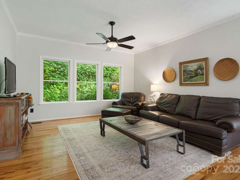 28 Back Stage Pass, Canton, NC 28716.  MLS# CAR4284833, YatesRealty ID 28100. Great room area