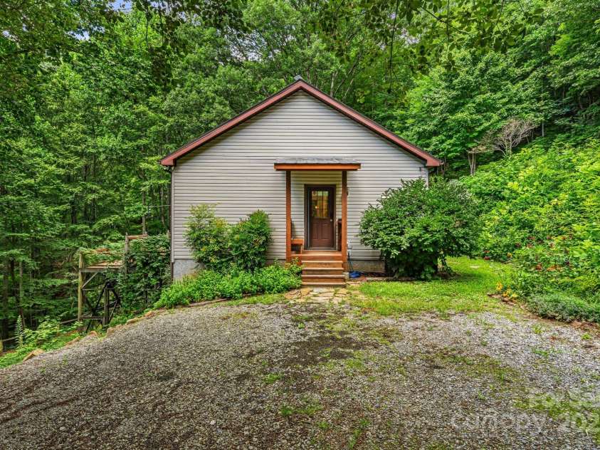 28 Back Stage Pass, Canton, NC 28716.  MLS# CAR4284833, YatesRealty ID 28100. Low Maintenance Vinyl Siding