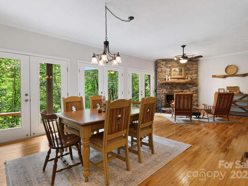 28 Back Stage Pass, Canton, NC 28716.  MLS# CAR4284833, YatesRealty ID 28100. Spacious dining area
