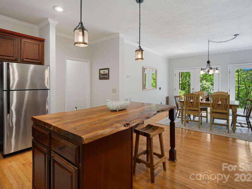 28 Back Stage Pass, Canton, NC 28716.  MLS# CAR4284833, YatesRealty ID 28100. Wonderful island with breakfast bar