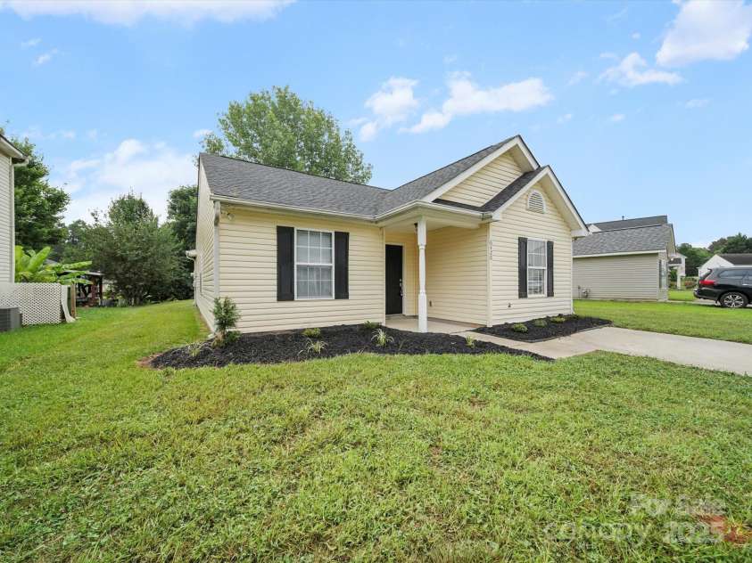 6420 Sunman Road, Charlotte, NC 28216.  MLS# CAR4279812, YatesRealty ID 28101. 
