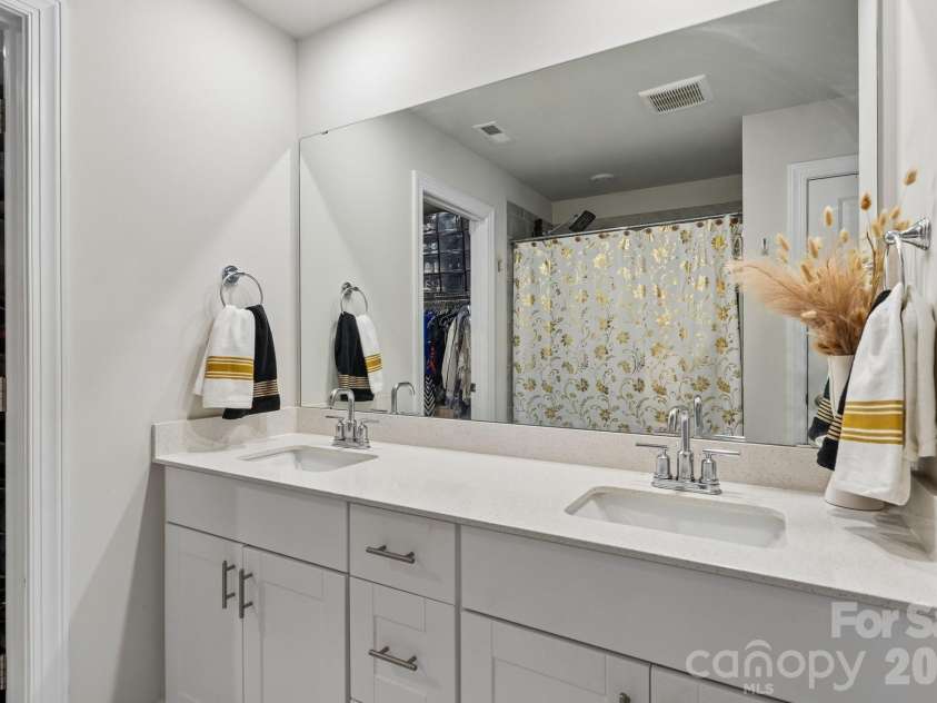 14200 Laughing Gull Road, Charlotte, NC 28278.  MLS# CAR4378999, YatesRealty ID 28102. 