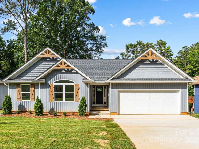 2027 Marquesas Avenue, Tega Cay, SC 29708.  MLS# CAR4262769, YatesRealty ID 28103. Welcome to 2027 Marquesas Ave, Tega Cay, SC