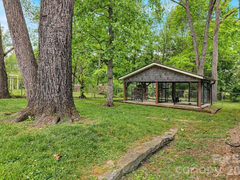49 Miner Street, Brevard, NC 28712.  MLS# CAR4379293, YatesRealty ID 28104. 
