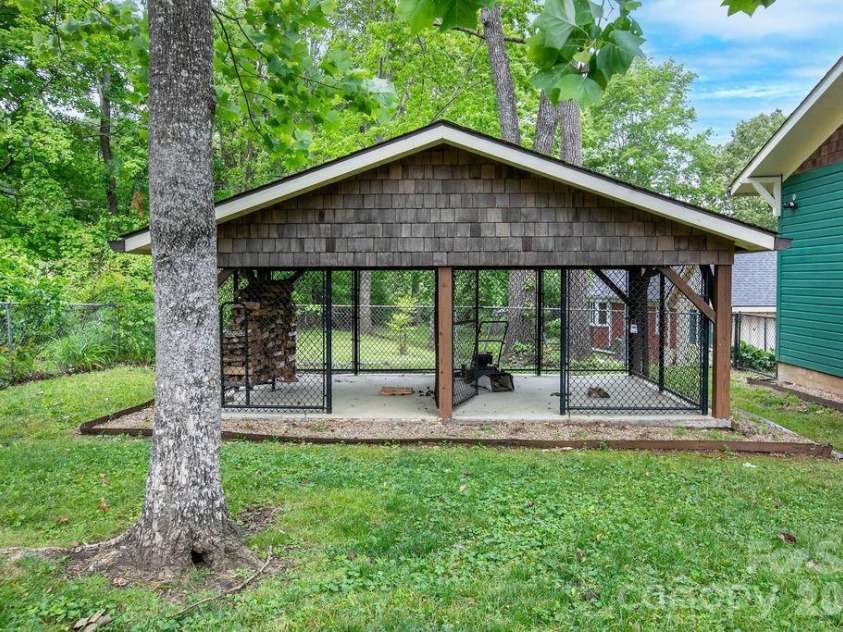 49 Miner Street, Brevard, NC 28712.  MLS# CAR4379293, YatesRealty ID 28104. 