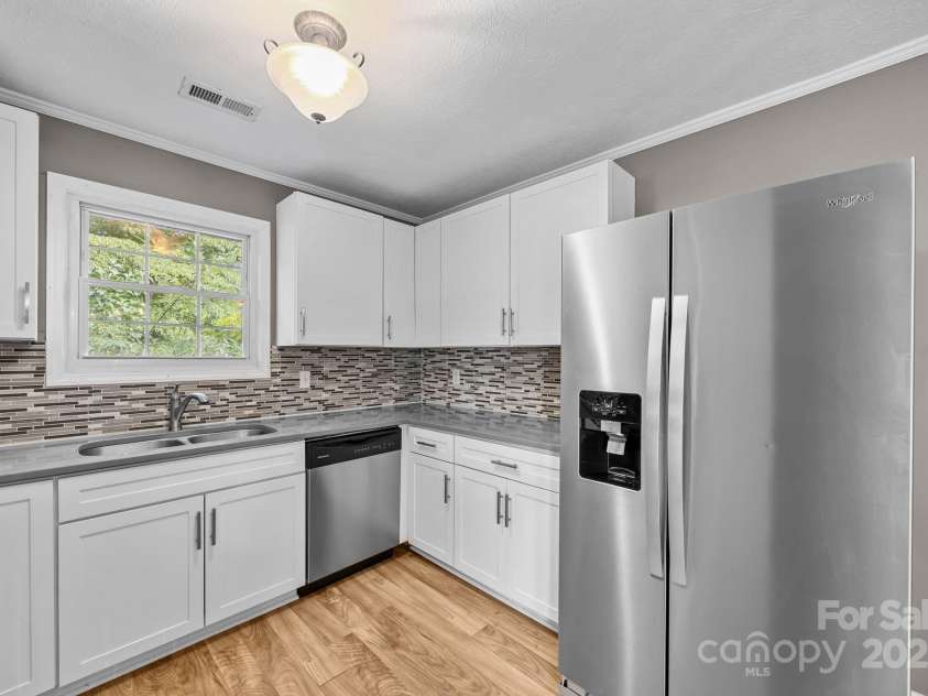 117 BeechTree Drive, Black Mountain, NC 28711.  MLS# CAR4281681, YatesRealty ID 28106. 