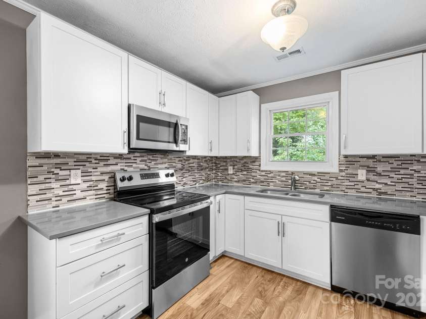 117 BeechTree Drive, Black Mountain, NC 28711.  MLS# CAR4281681, YatesRealty ID 28106. 