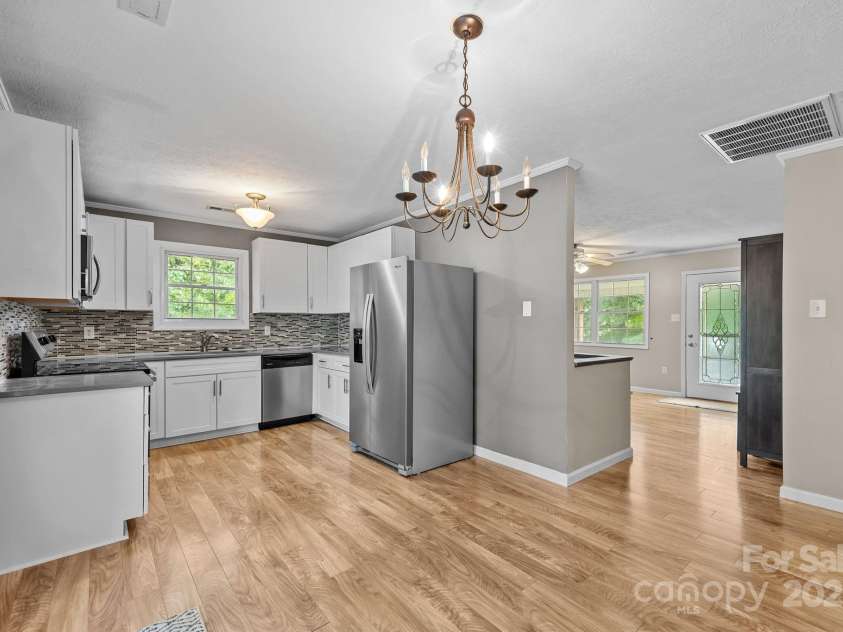 117 BeechTree Drive, Black Mountain, NC 28711.  MLS# CAR4281681, YatesRealty ID 28106. 