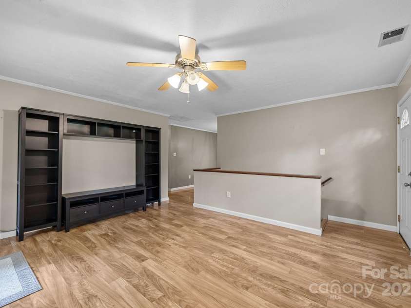 117 BeechTree Drive, Black Mountain, NC 28711.  MLS# CAR4281681, YatesRealty ID 28106. 