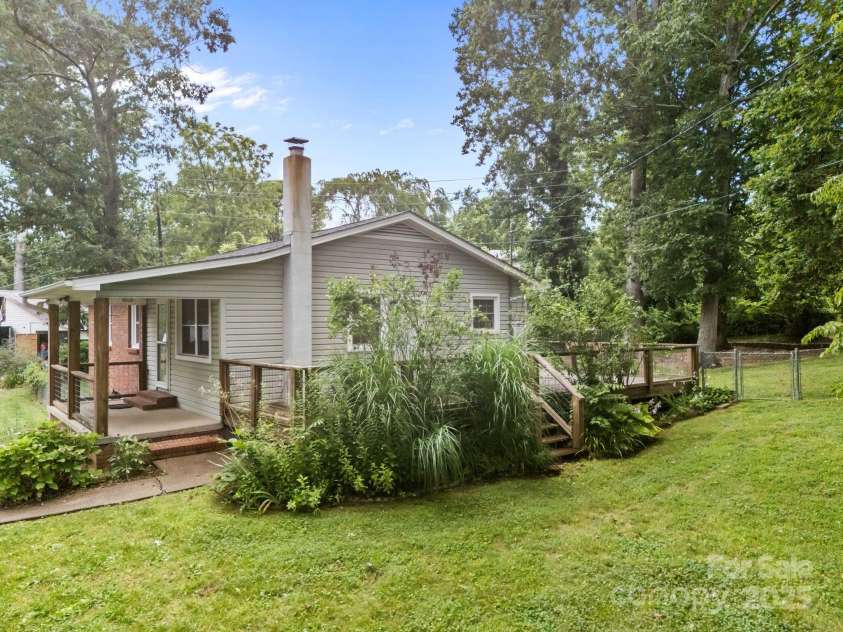 117 BeechTree Drive, Black Mountain, NC 28711.  MLS# CAR4281681, YatesRealty ID 28106. 