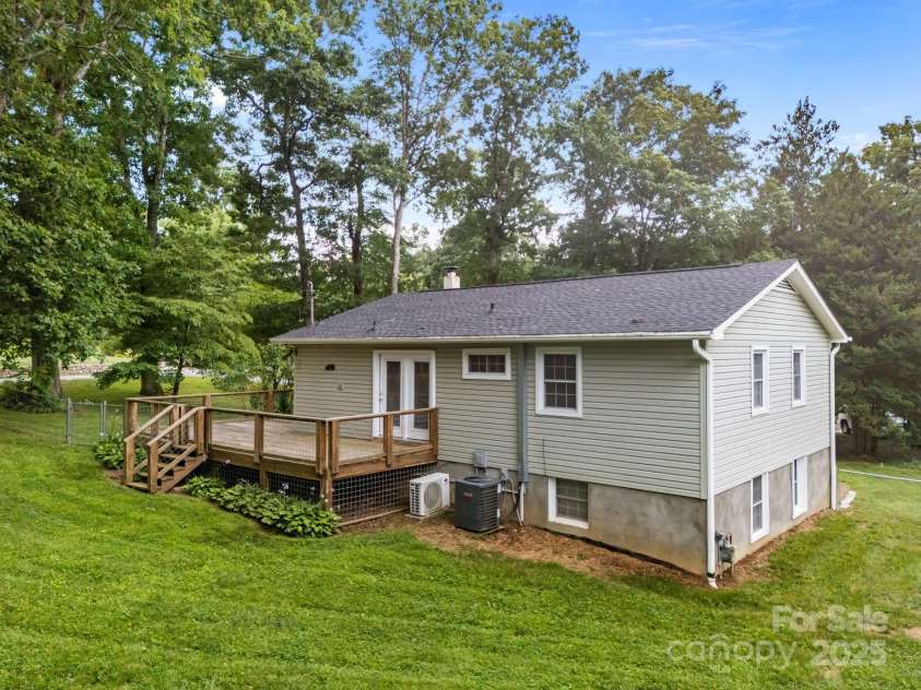 117 BeechTree Drive, Black Mountain, NC 28711.  MLS# CAR4281681, YatesRealty ID 28106. 