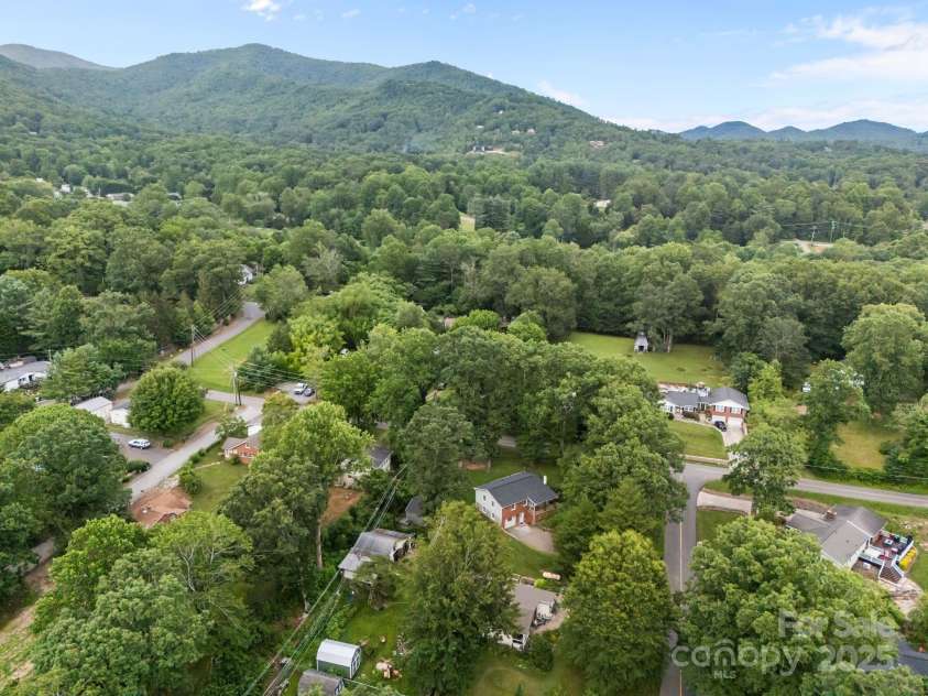 117 BeechTree Drive, Black Mountain, NC 28711.  MLS# CAR4281681, YatesRealty ID 28106. Aerieal view of the neighborhood