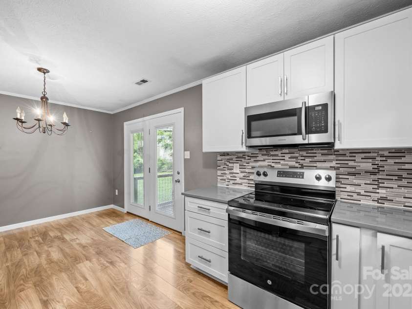 117 BeechTree Drive, Black Mountain, NC 28711.  MLS# CAR4281681, YatesRealty ID 28106. Updated kitchen with stainless appliances