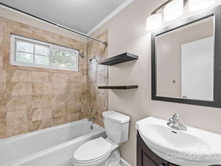 117 BeechTree Drive, Black Mountain, NC 28711.  MLS# CAR4281681, YatesRealty ID 28106. Upstairs bathroom