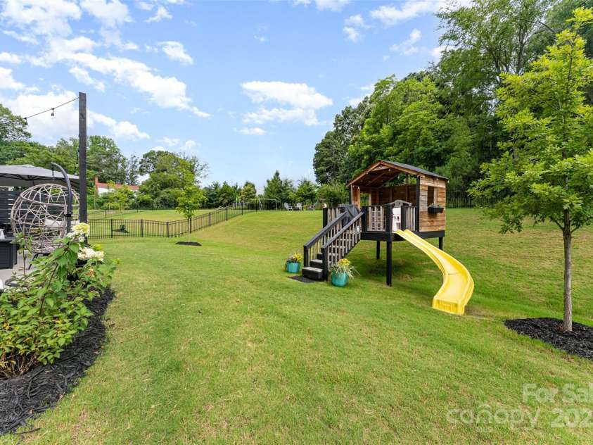 15230 Ravenall Drive, Huntersville, NC 28078.  MLS# CAR4243308, YatesRealty ID 28107. Gently rolling backyard