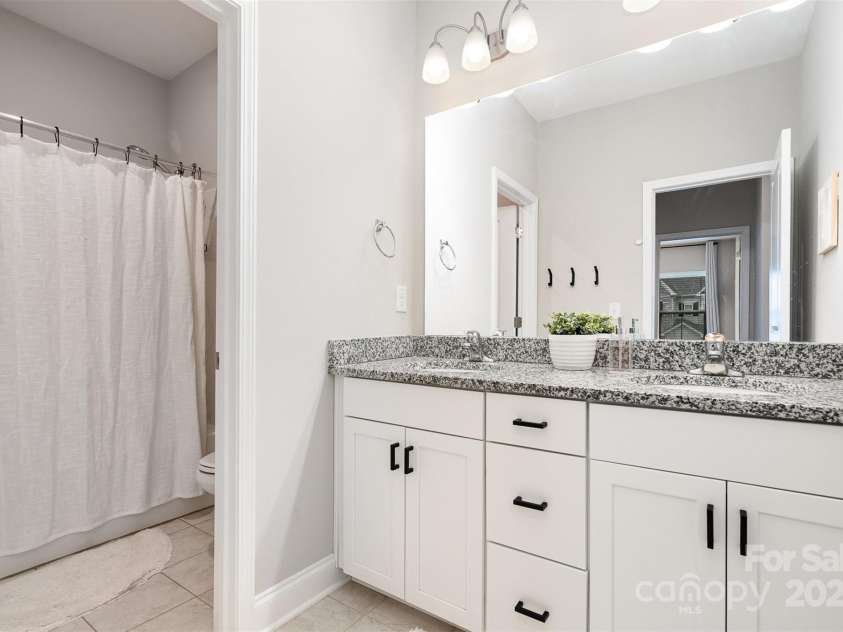 15230 Ravenall Drive, Huntersville, NC 28078.  MLS# CAR4243308, YatesRealty ID 28107. Upstairs Full Bathroom