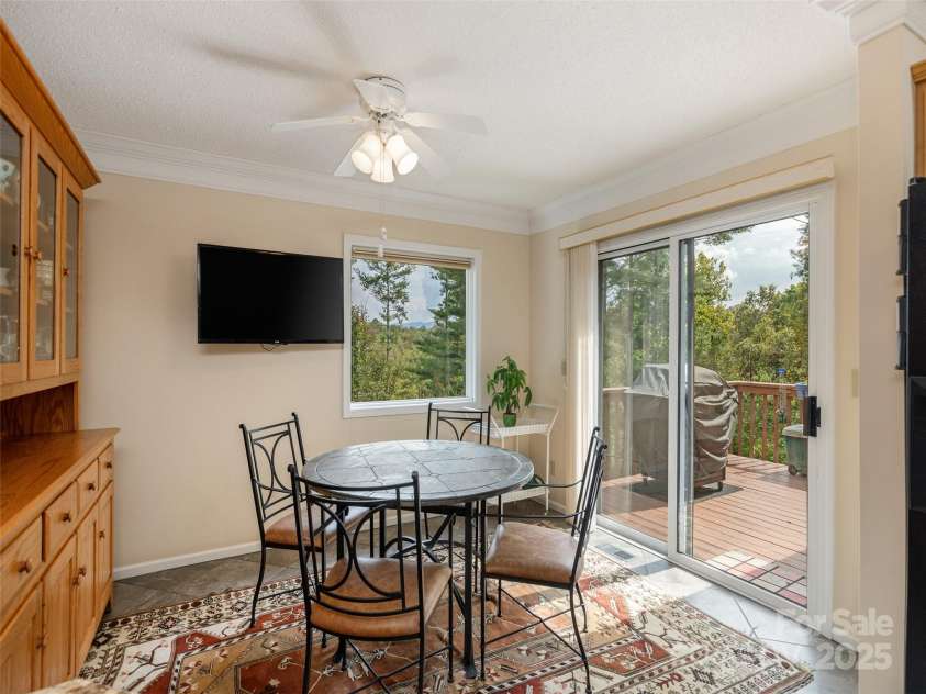 30 Hillcreek Drive, Asheville, NC 28804.  MLS# CAR4304208, YatesRealty ID 2811. Dinette
