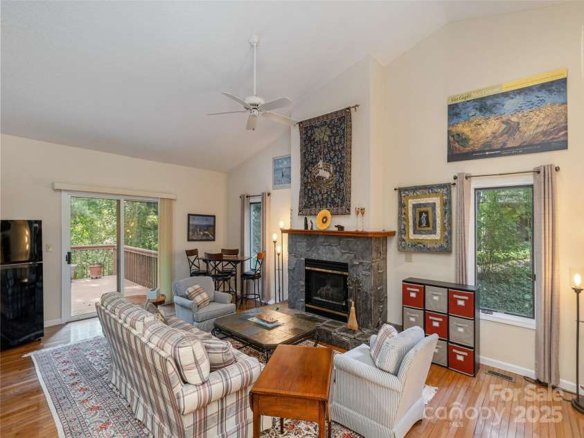 30 Hillcreek Drive, Asheville, NC 28804.  MLS# CAR4304208, YatesRealty ID 2811. Great Room