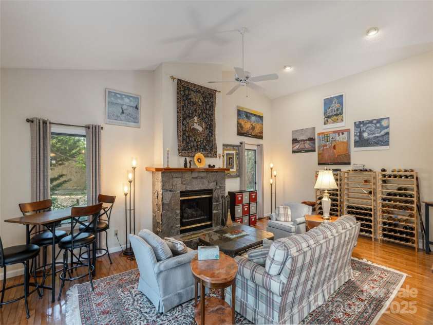 30 Hillcreek Drive, Asheville, NC 28804.  MLS# CAR4304208, YatesRealty ID 2811. Great Room