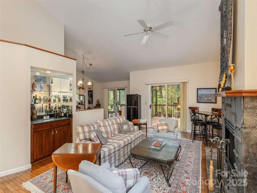 30 Hillcreek Drive, Asheville, NC 28804.  MLS# CAR4304208, YatesRealty ID 2811. Great Room and wet bar