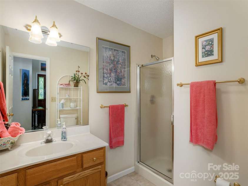 30 Hillcreek Drive, Asheville, NC 28804.  MLS# CAR4304208, YatesRealty ID 2811. Main Level Bath