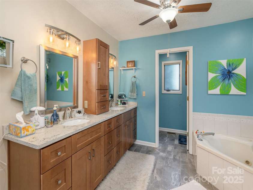 30 Hillcreek Drive, Asheville, NC 28804.  MLS# CAR4304208, YatesRealty ID 2811. Primary Bath