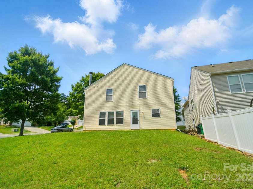8604 Rockmoor Ridge Road, Charlotte, NC 28215.  MLS# CAR4268589, YatesRealty ID 28112. 