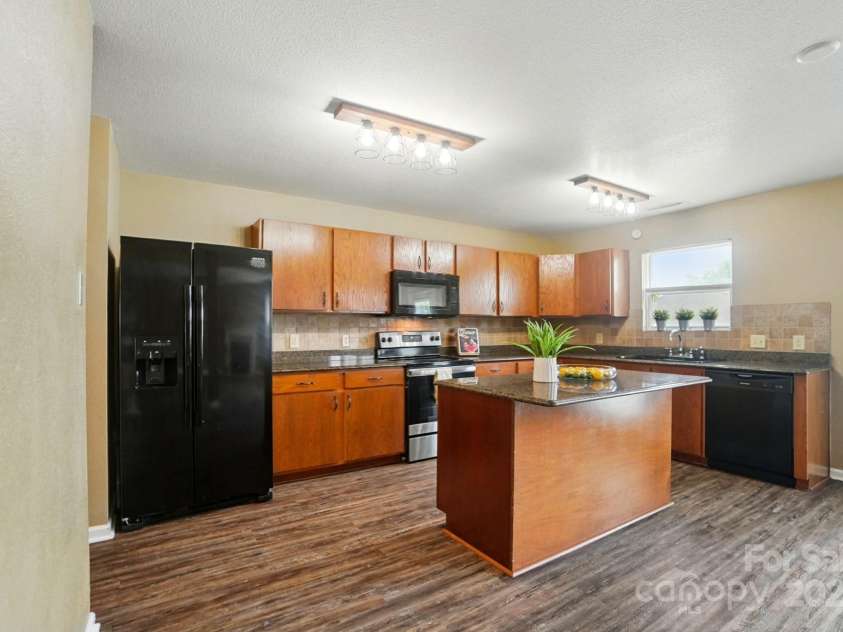 8604 Rockmoor Ridge Road, Charlotte, NC 28215.  MLS# CAR4268589, YatesRealty ID 28112. Nice bright kitchen with an island.