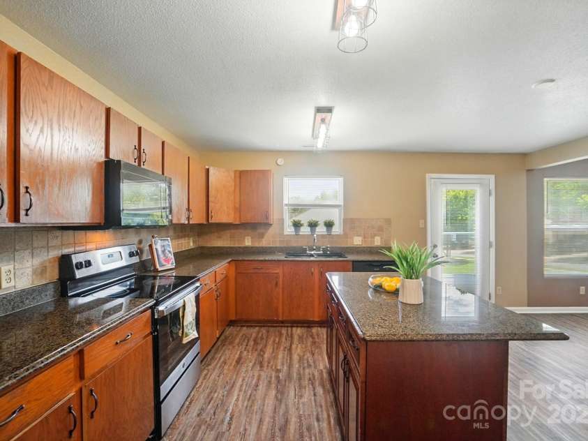 8604 Rockmoor Ridge Road, Charlotte, NC 28215.  MLS# CAR4268589, YatesRealty ID 28112. Plenty of countertop and cabinet space.