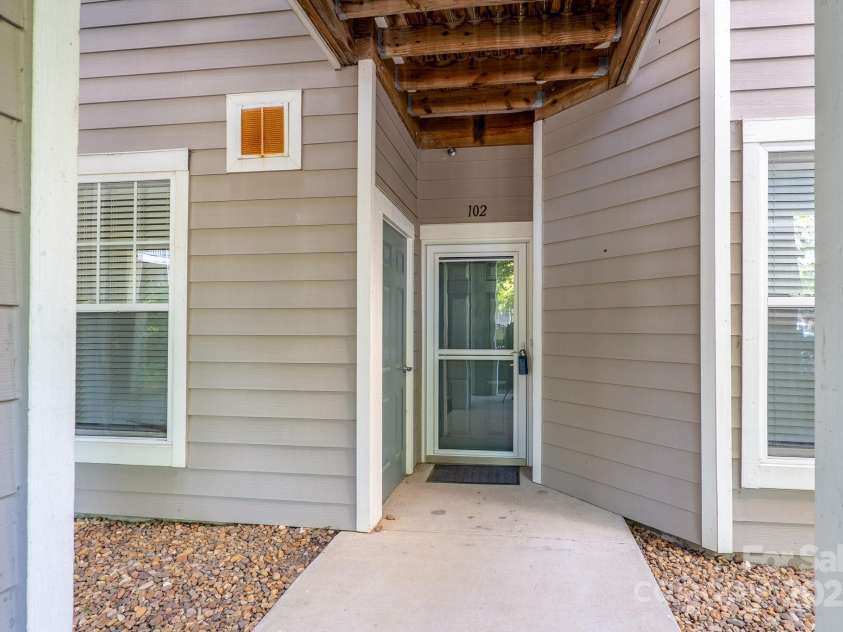 18730 Nautical Drive, Cornelius, NC 28031.  MLS# CAR4273927, YatesRealty ID 28114. 