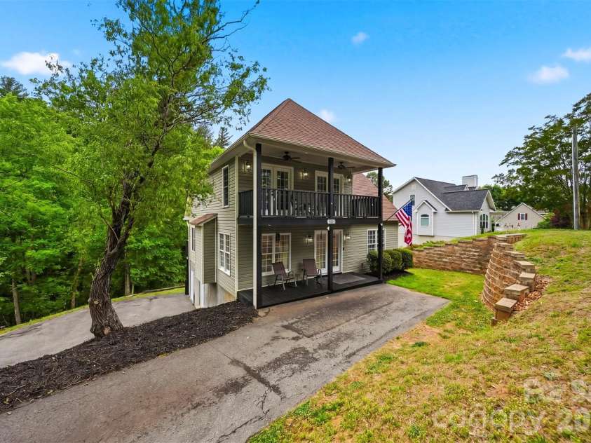 909 36th Avenue, Hickory, NC 28601.  MLS# CAR4381467, YatesRealty ID 28114. 