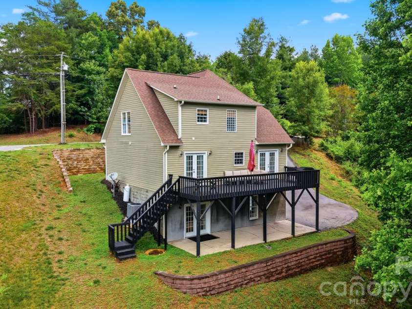 909 36th Avenue, Hickory, NC 28601.  MLS# CAR4381467, YatesRealty ID 28114. 