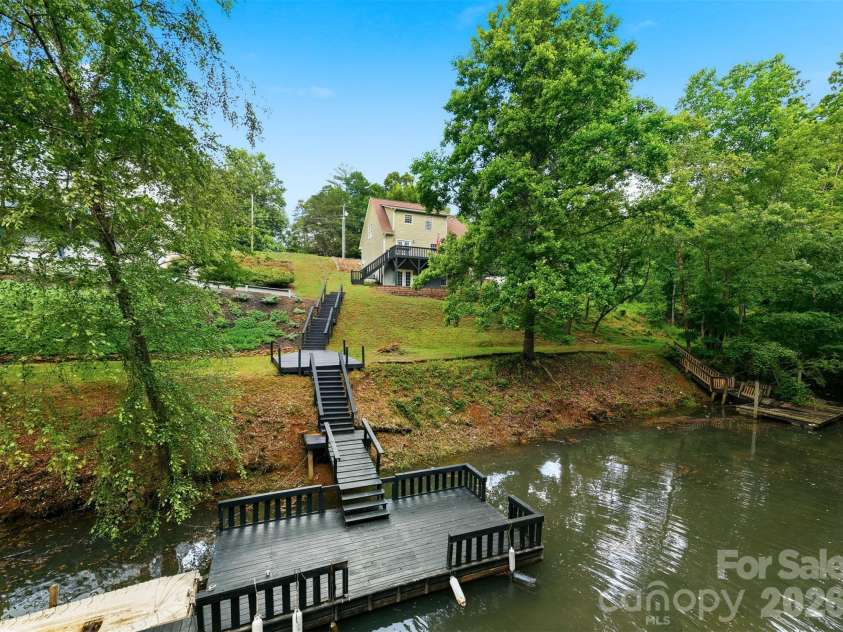 909 36th Avenue, Hickory, NC 28601.  MLS# CAR4381467, YatesRealty ID 28114. 