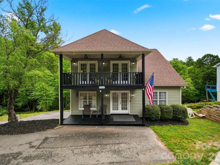 909 36th Avenue, Hickory, NC 28601.  MLS# CAR4381467, YatesRealty ID 28114. 