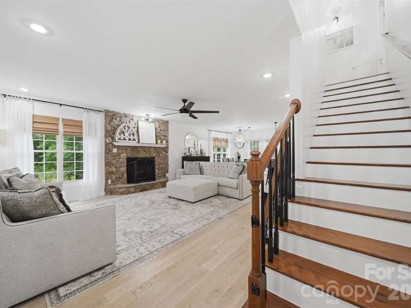 909 36th Avenue, Hickory, NC 28601.  MLS# CAR4381467, YatesRealty ID 28114. 