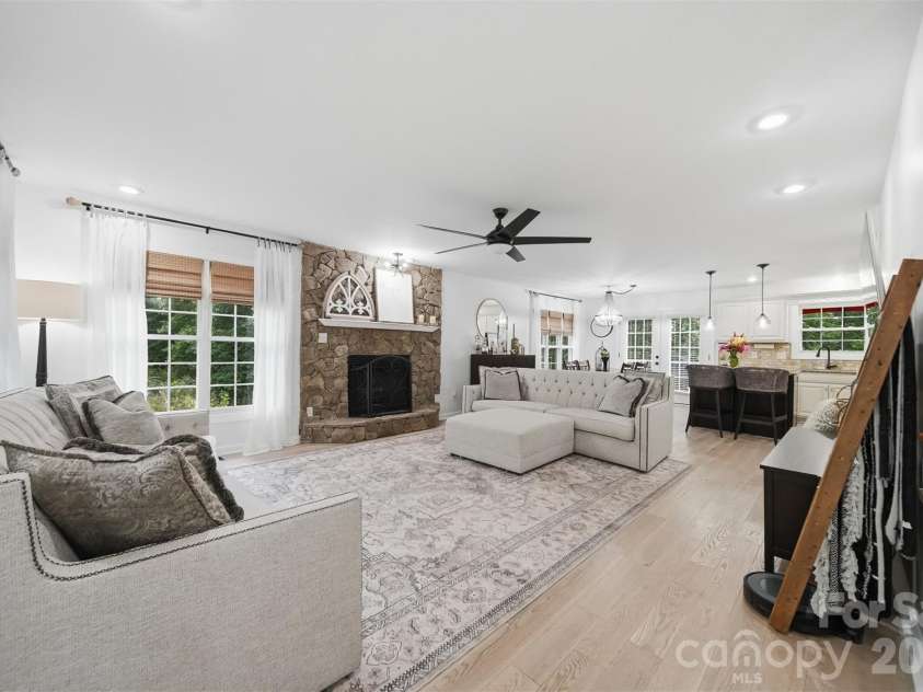909 36th Avenue, Hickory, NC 28601.  MLS# CAR4381467, YatesRealty ID 28114. 