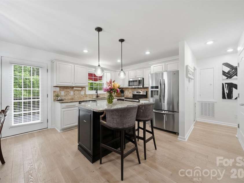 909 36th Avenue, Hickory, NC 28601.  MLS# CAR4381467, YatesRealty ID 28114. 