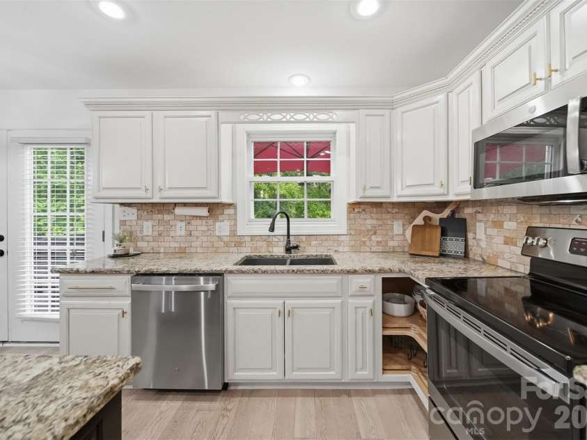 909 36th Avenue, Hickory, NC 28601.  MLS# CAR4381467, YatesRealty ID 28114. 