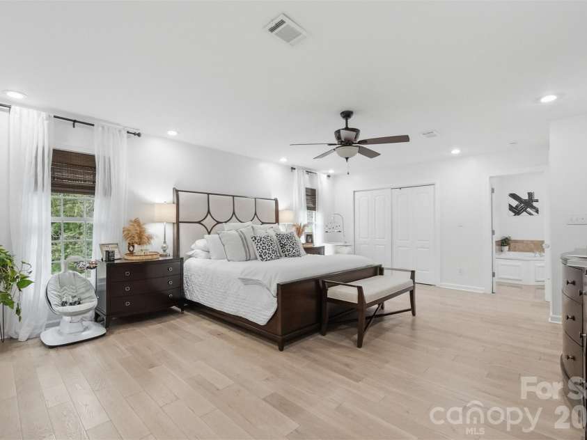 909 36th Avenue, Hickory, NC 28601.  MLS# CAR4381467, YatesRealty ID 28114. 