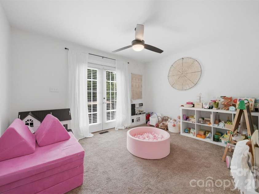 909 36th Avenue, Hickory, NC 28601.  MLS# CAR4381467, YatesRealty ID 28114. 