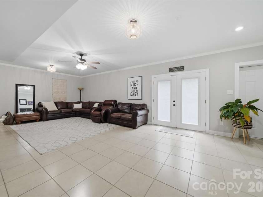 909 36th Avenue, Hickory, NC 28601.  MLS# CAR4381467, YatesRealty ID 28114. 