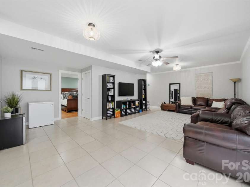 909 36th Avenue, Hickory, NC 28601.  MLS# CAR4381467, YatesRealty ID 28114. 