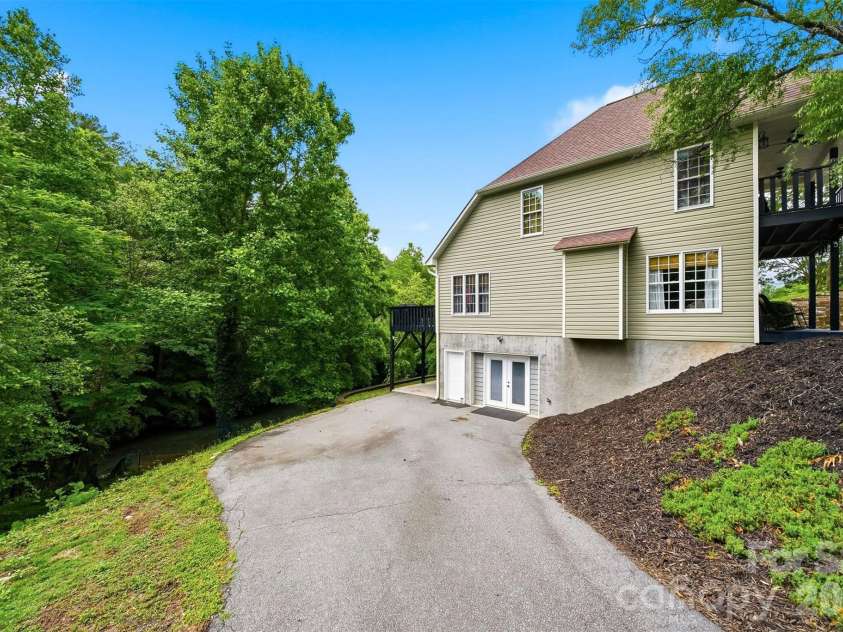 909 36th Avenue, Hickory, NC 28601.  MLS# CAR4381467, YatesRealty ID 28114. 