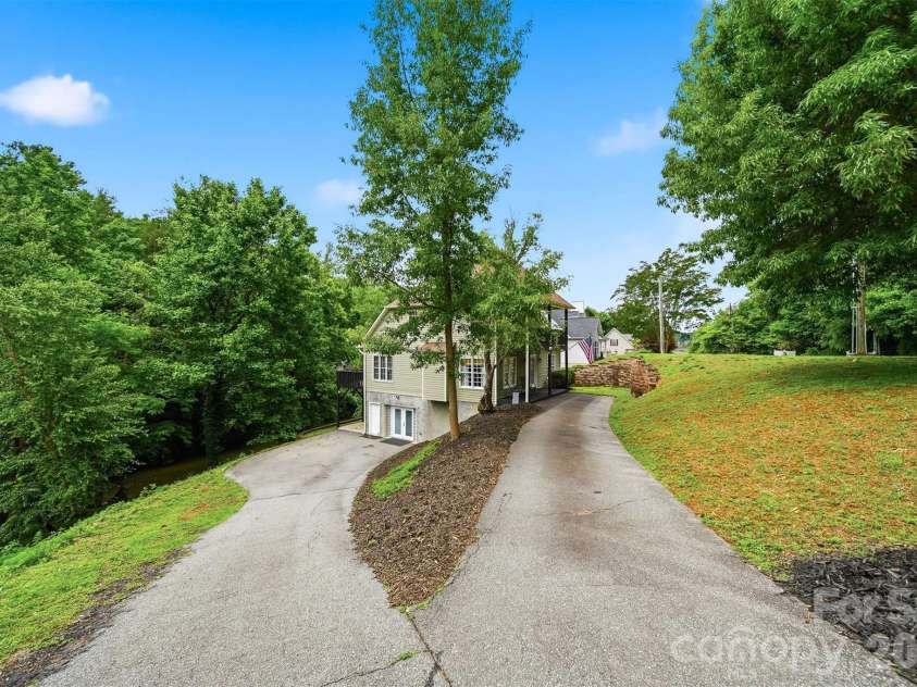 909 36th Avenue, Hickory, NC 28601.  MLS# CAR4381467, YatesRealty ID 28114. 