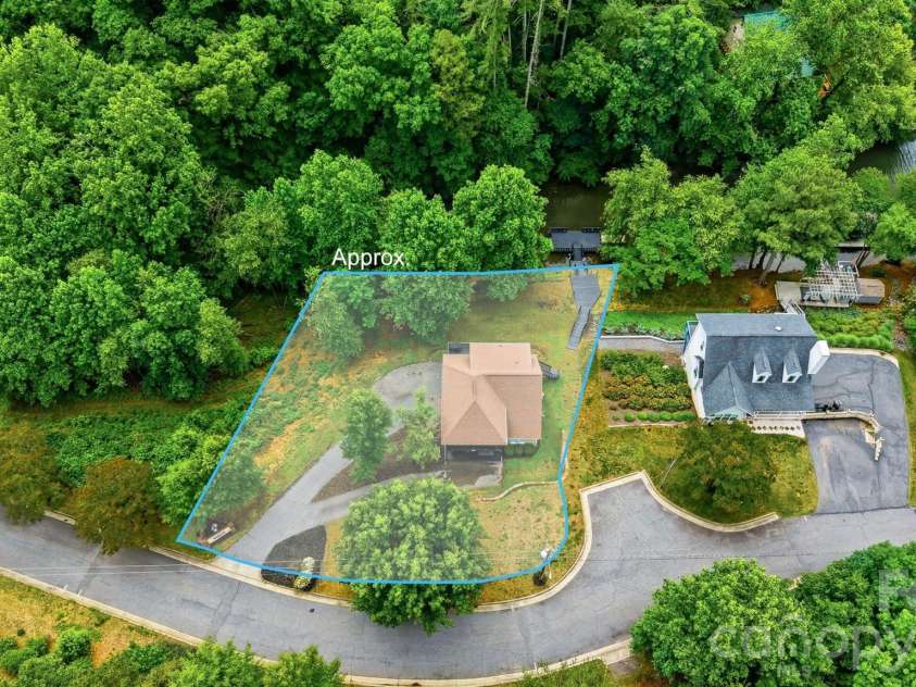 909 36th Avenue, Hickory, NC 28601.  MLS# CAR4381467, YatesRealty ID 28114. 