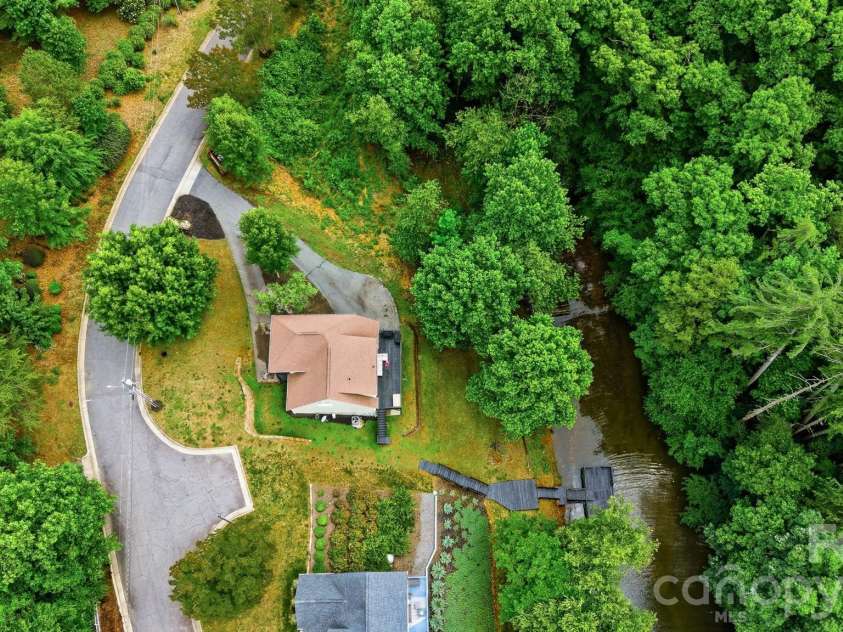 909 36th Avenue, Hickory, NC 28601.  MLS# CAR4381467, YatesRealty ID 28114. 