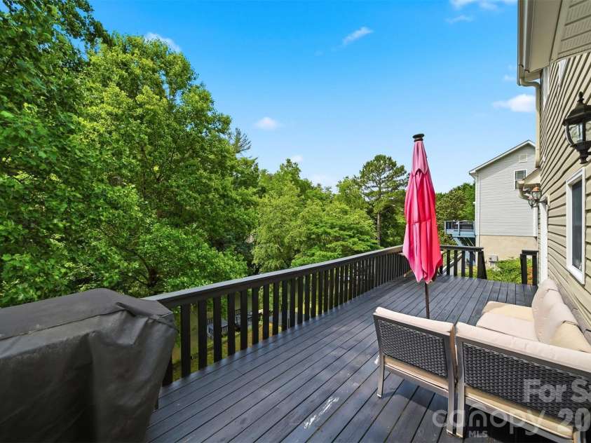 909 36th Avenue, Hickory, NC 28601.  MLS# CAR4381467, YatesRealty ID 28114. 
