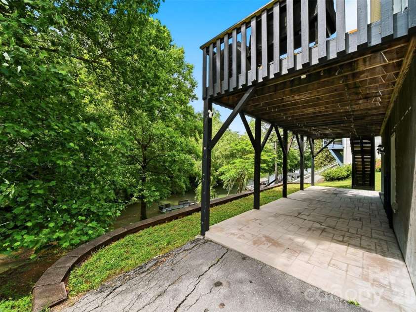 909 36th Avenue, Hickory, NC 28601.  MLS# CAR4381467, YatesRealty ID 28114. 