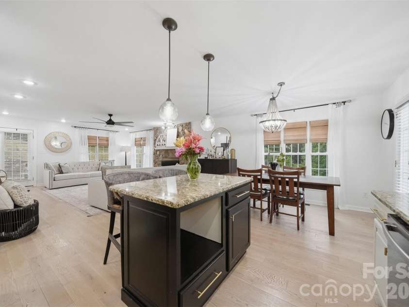 909 36th Avenue, Hickory, NC 28601.  MLS# CAR4381467, YatesRealty ID 28114. 