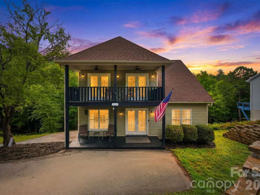 909 36th Avenue, Hickory, NC 28601.  MLS# CAR4381467, YatesRealty ID 28114. 